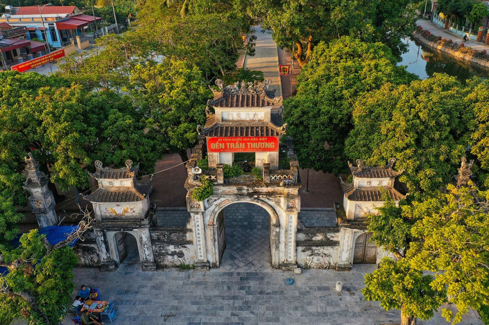 Đền Trần Thương nằm trên thế đất nơi 6 dòng sông nhỏ chụm đầu gọi là “lục đầu khê”. Nhờ đó, Trần Hưng Đạo đã chọn khu vực này là một trong 6 địa điểm cất giữ kho lương vào năm 1285.