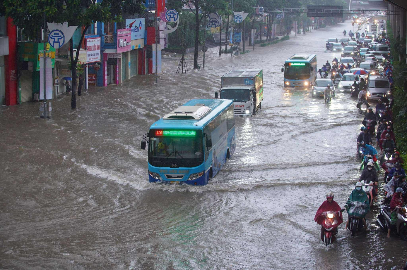 Ứng phó ngập úng: Hà Nội tăng cường lực lượng tại các điểm trọng yếu