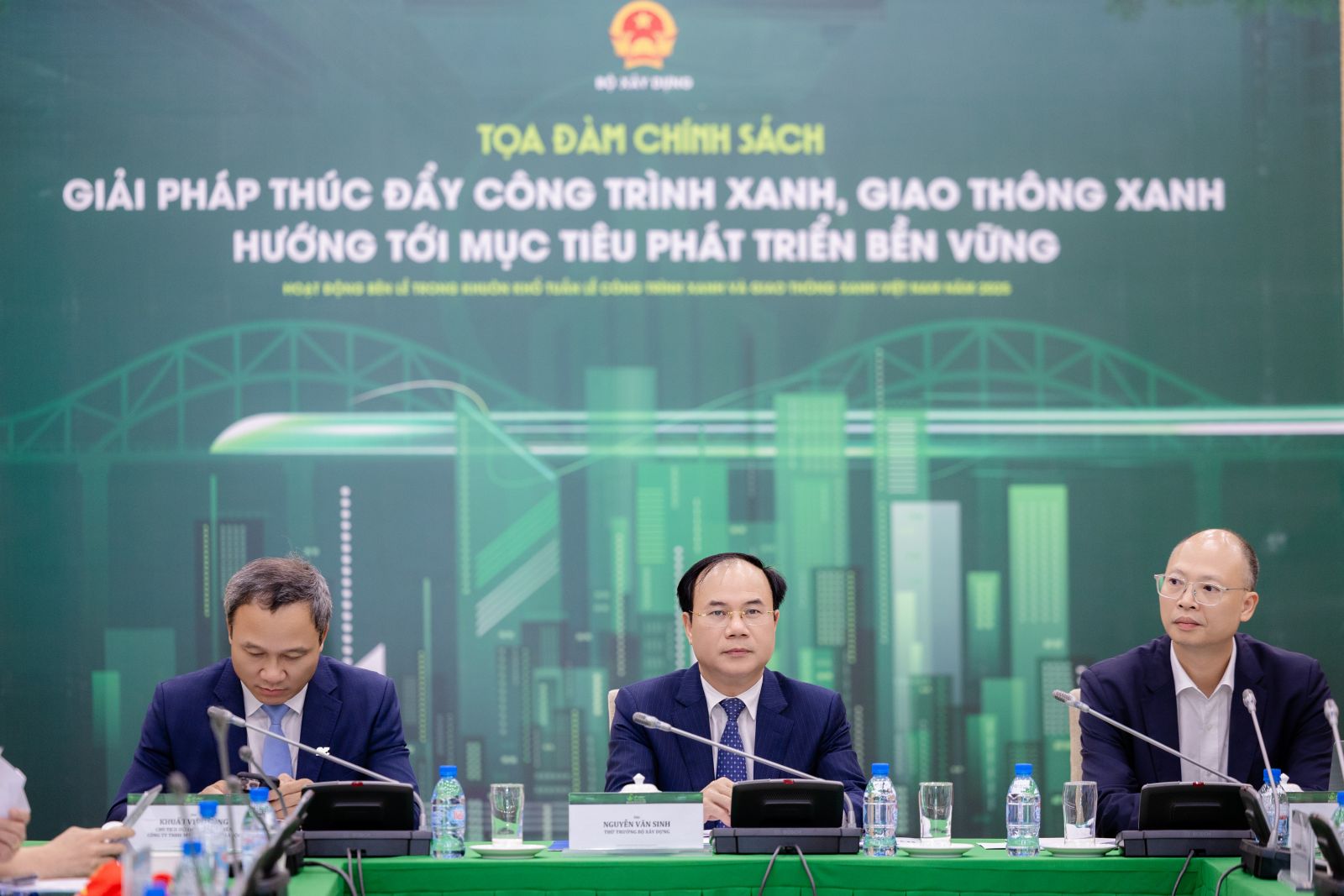 Thứ trưởng Bộ Xây dựng Nguyễn Văn Sinh chủ trì Tọa đàm thúc đẩy công trình xanh, giao thông xanh