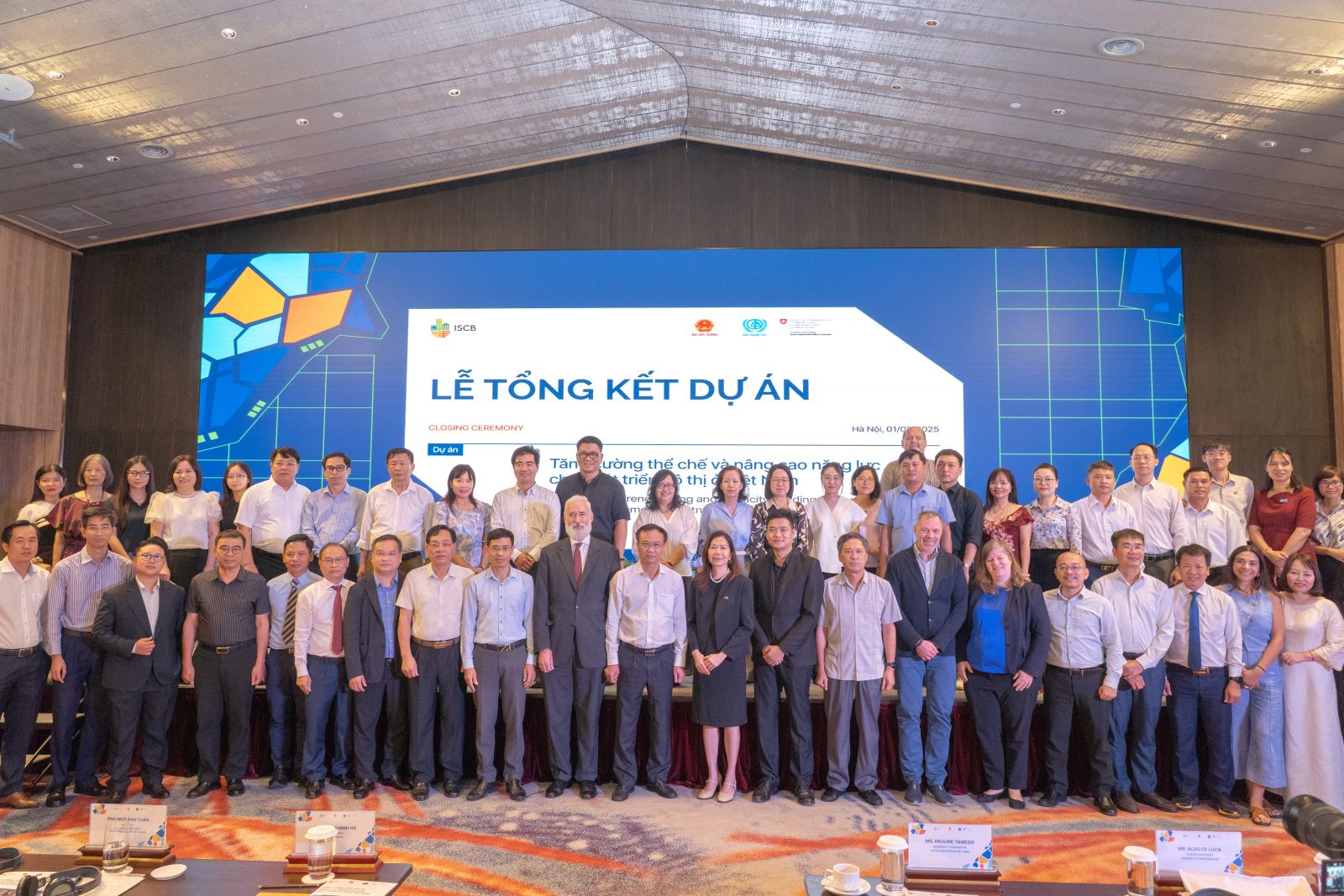 Các đại biểu tham dự tại buổi lễ.
