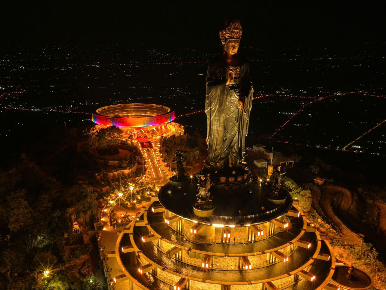 Cận cảnh tôn tượng “Đức Phật đến từ quá khứ” mới an vị tại núi Bà Đen, Tây Ninh