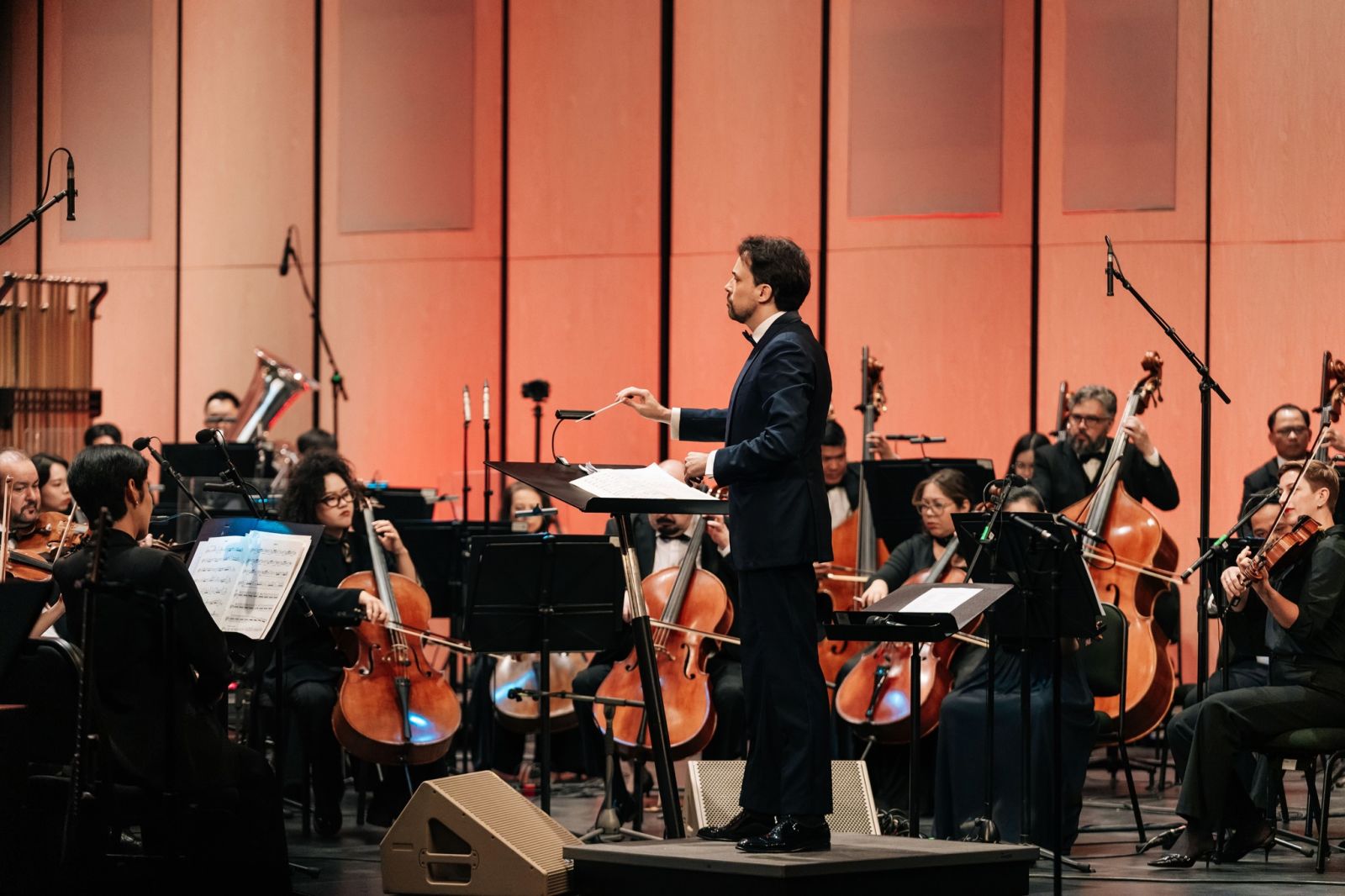 Huyền thoại violin Joshua Bell lần đầu tiên biểu diễn tại Việt Nam