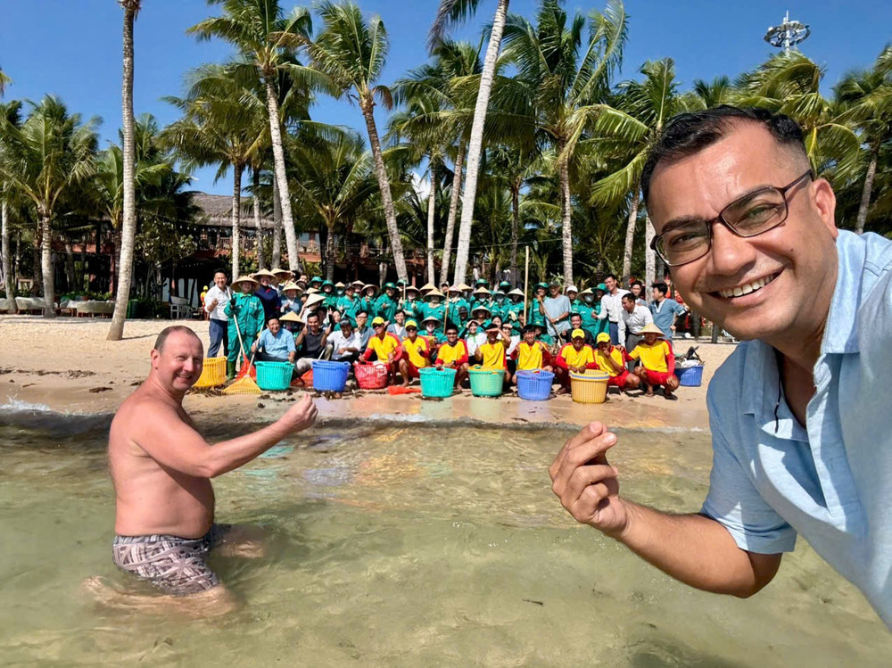 Phú Quốc: Người dân và du khách chung tay làm sạch bãi biển mùa gió chướng 