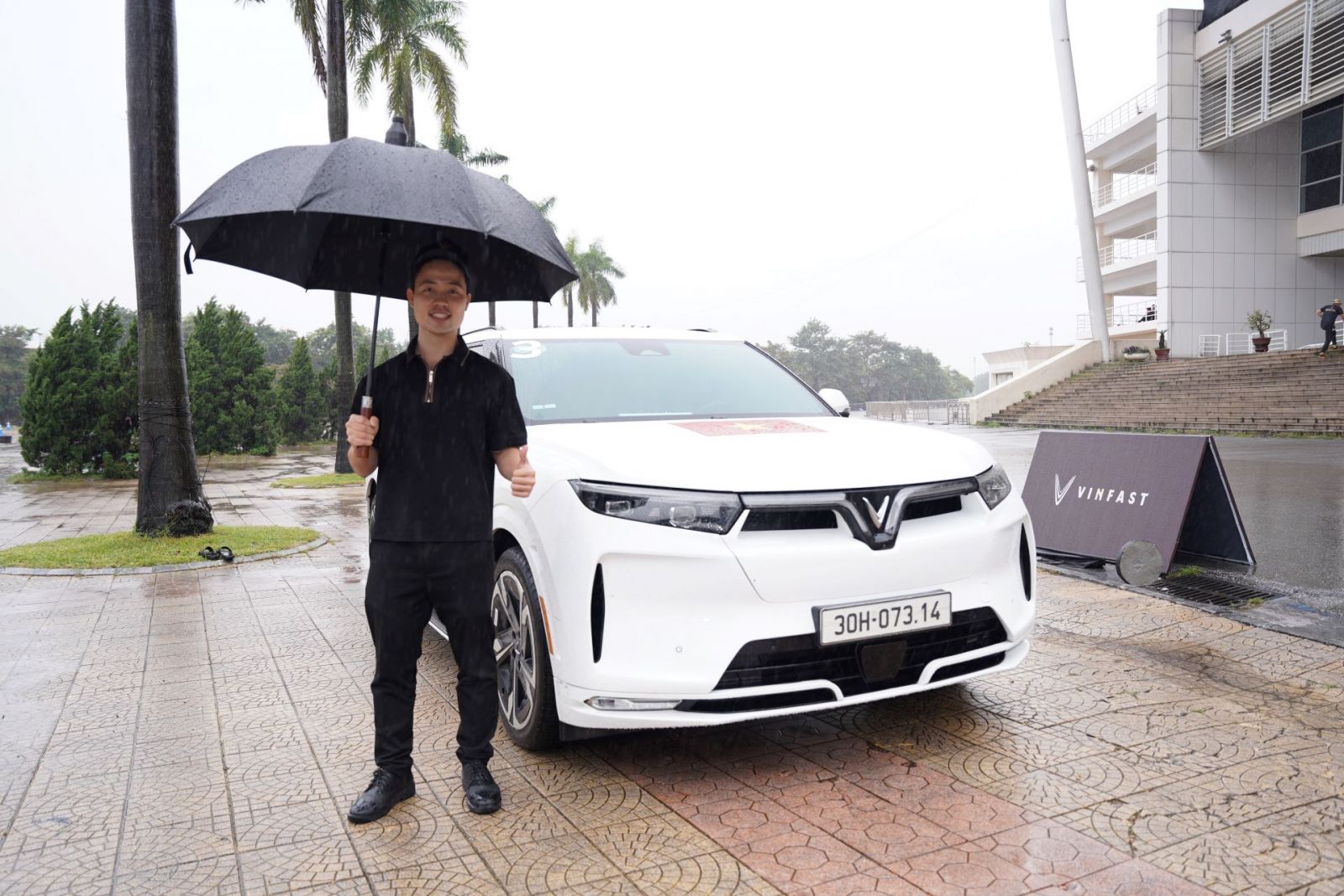 Khách Hà Nội đội mưa lái thử VF 9: SUV điện VinFast chứng minh đẳng cấp từ trải nghiệm đến chi phí