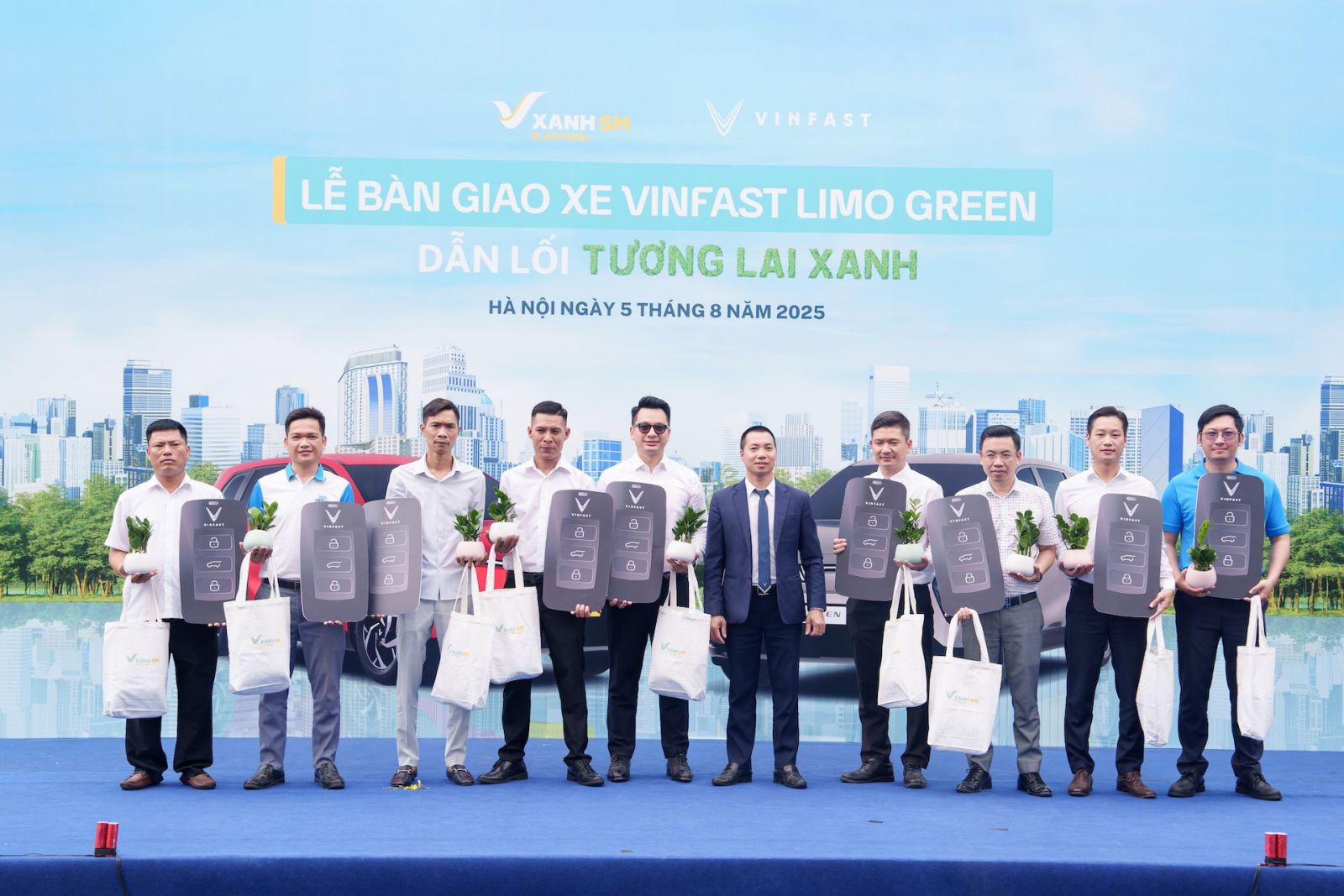 Vinfast bàn giao lô xe Green đầu tiên cho khách hàng