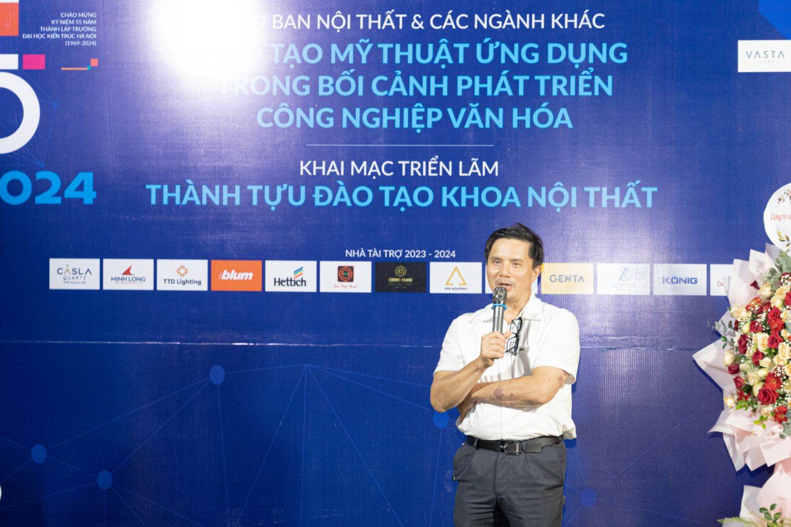 PGS.TS.KTS Lê Quân - Bí thư Đảng ủy, Hiệu trưởng trường Đại học Kiến trúc Hà Nội phát biểu tại triển lãm.