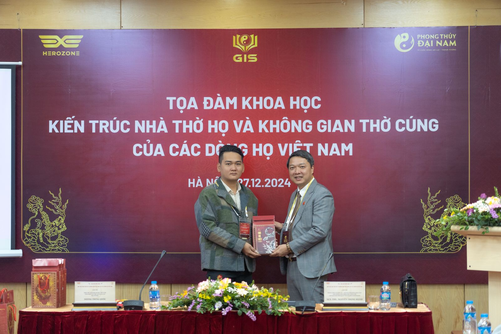 NCS. ThS. Nguyễn Trọng Mạnh trao ấn phẩm