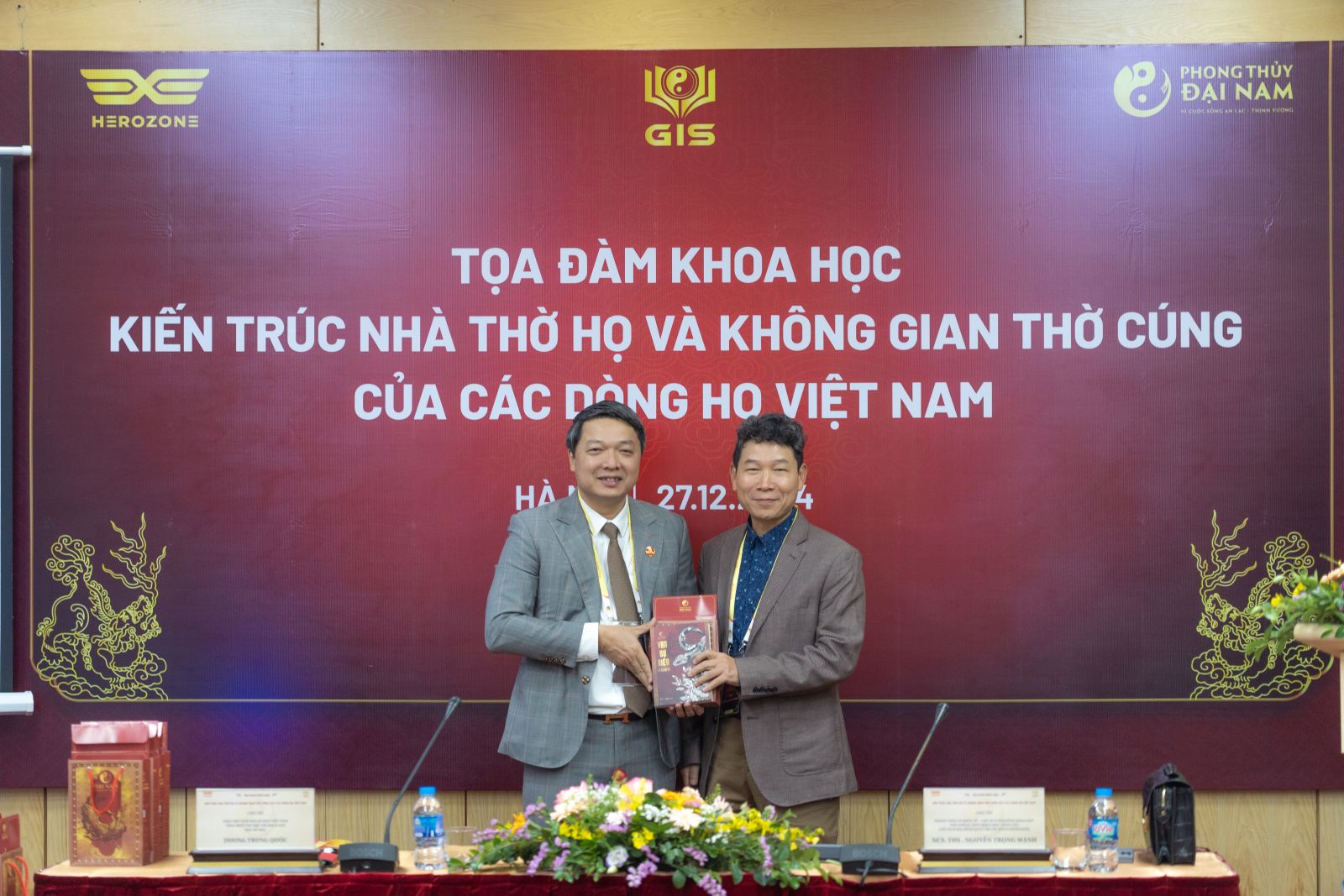 NCS. ThS. Nguyễn Trọng Mạnh trao ấn phẩm