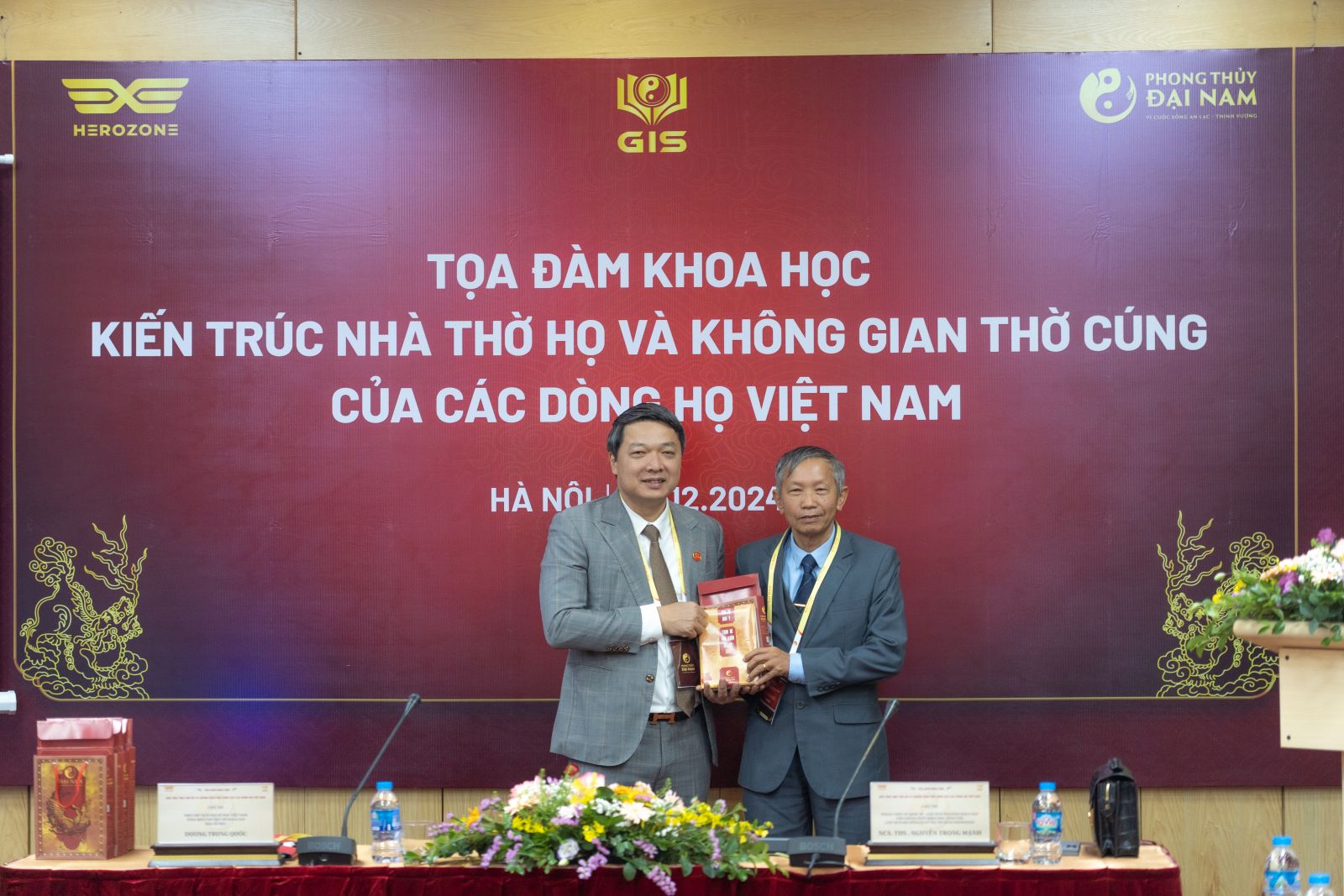 NCS. ThS. Nguyễn Trọng Mạnh trao ấn phẩm