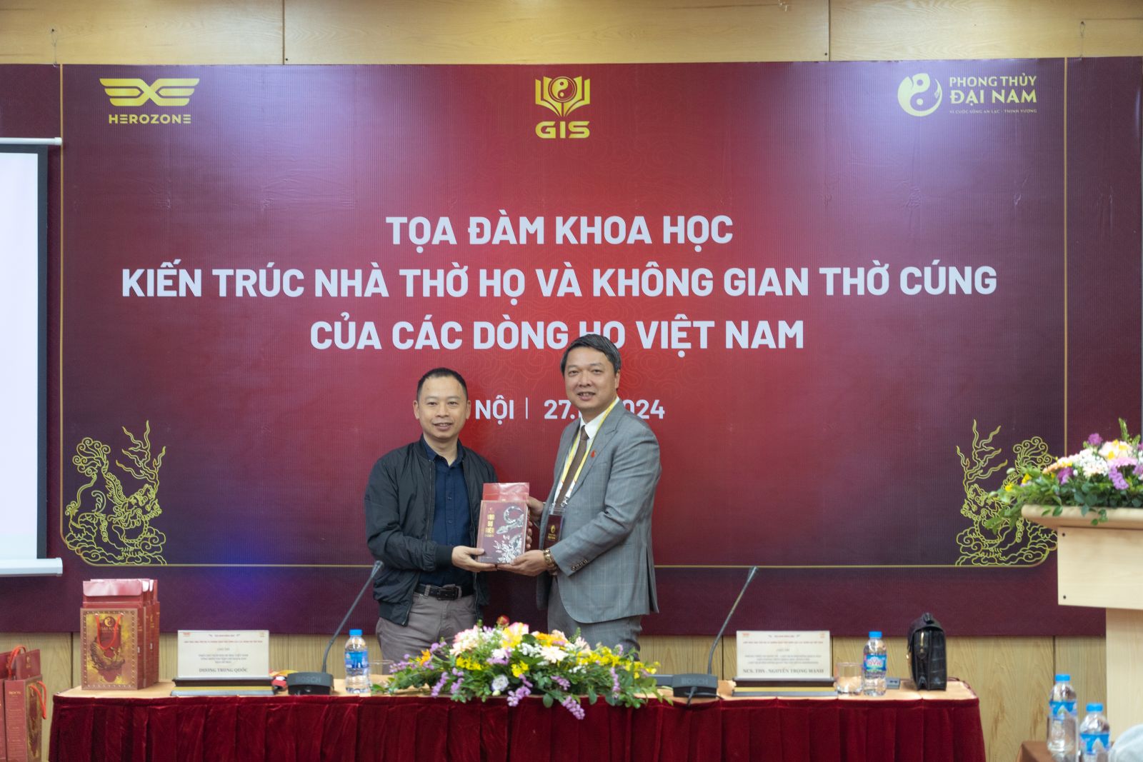 NCS. ThS. Nguyễn Trọng Mạnh trao ấn phẩm