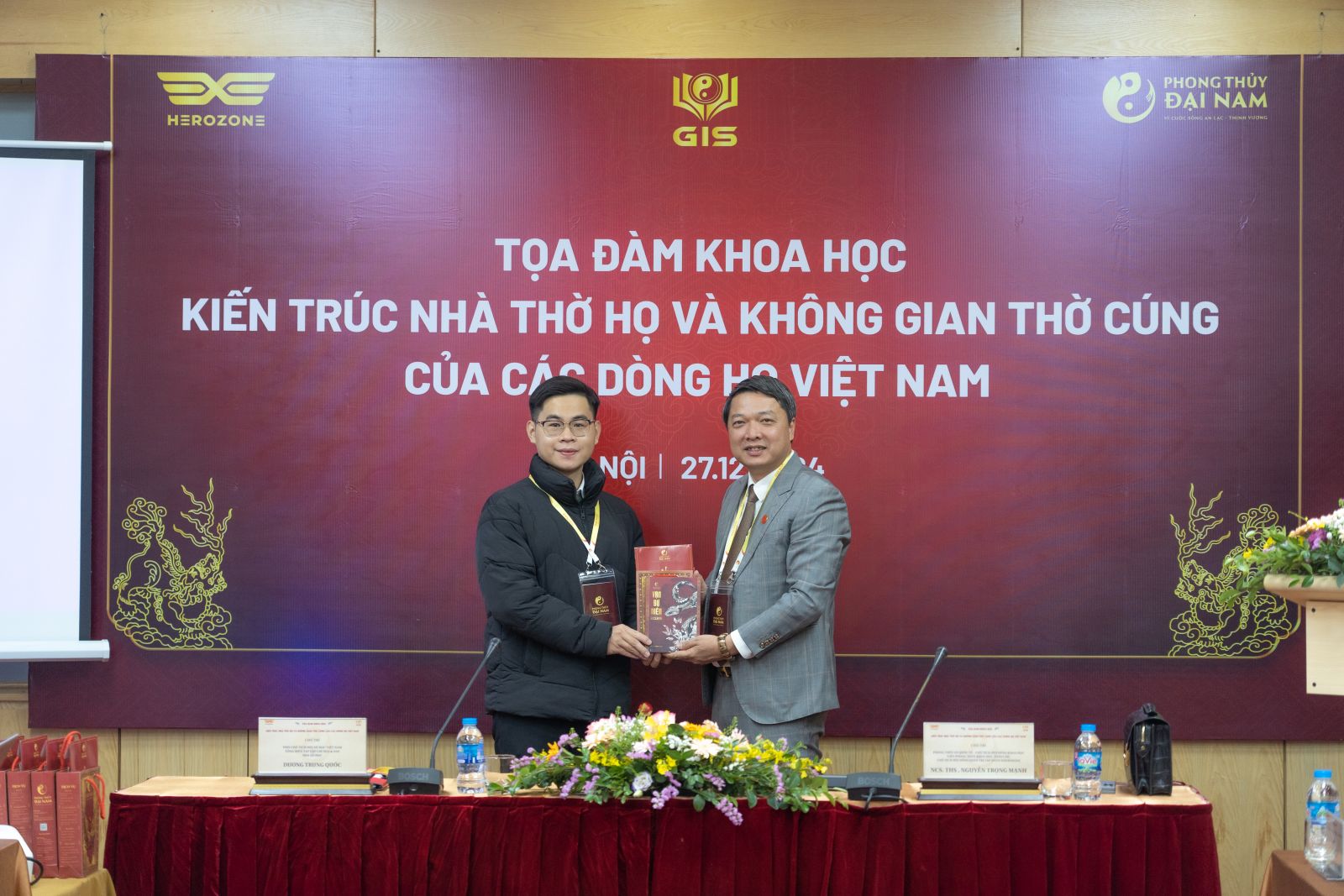 NCS. ThS. Nguyễn Trọng Mạnh trao ấn phẩm