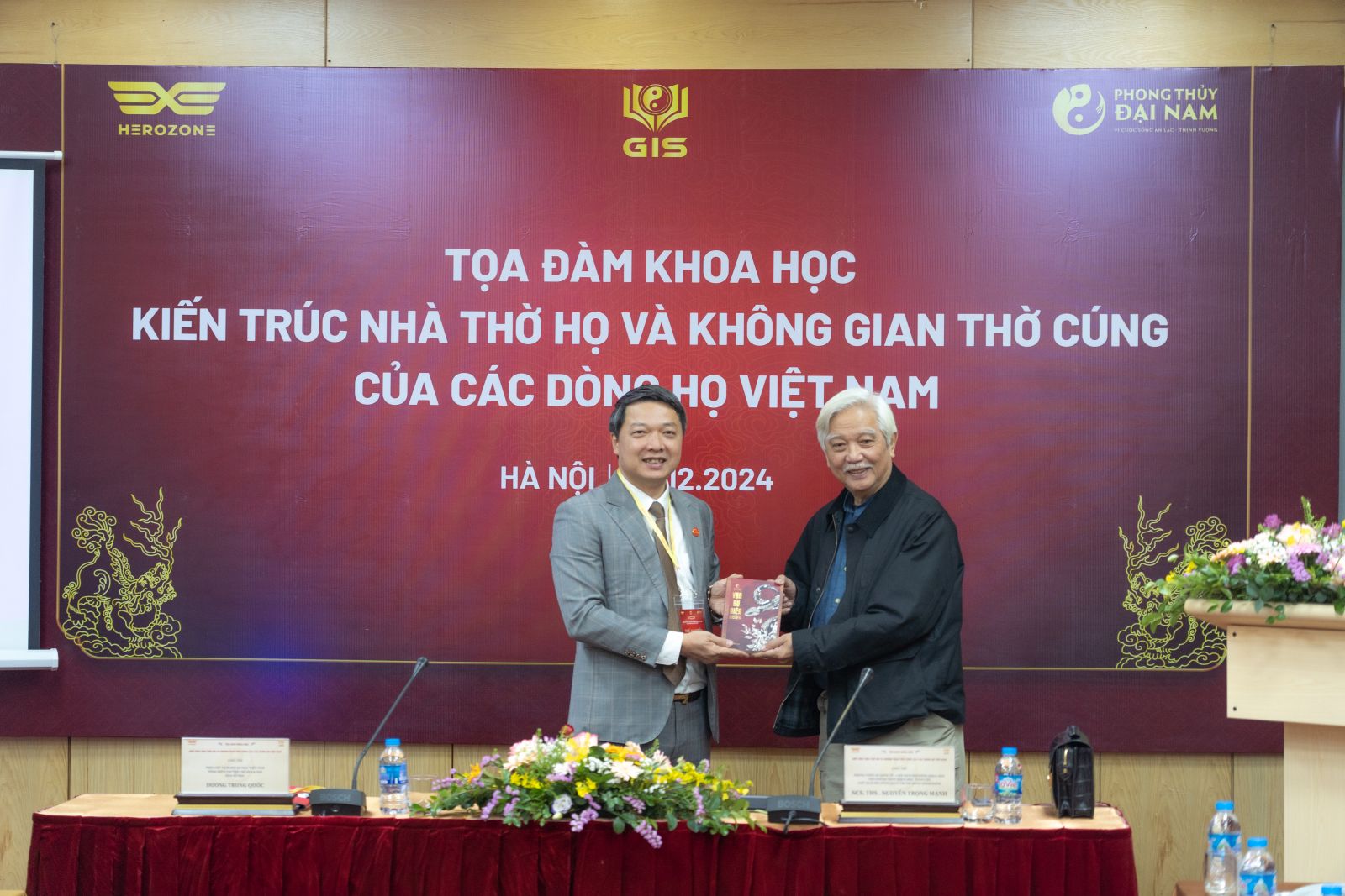 NCS. ThS. Nguyễn Trọng Mạnh trao ấn phẩm