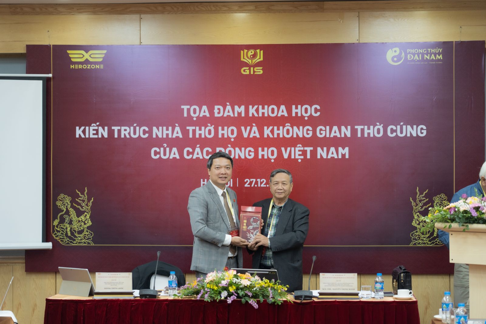 NCS. ThS. Nguyễn Trọng Mạnh trao ấn phẩm