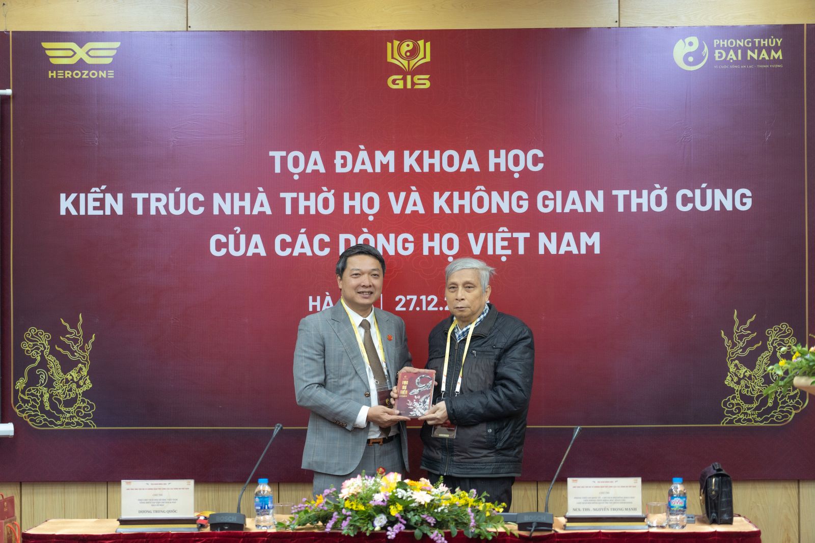 NCS. ThS. Nguyễn Trọng Mạnh trao ấn phẩm