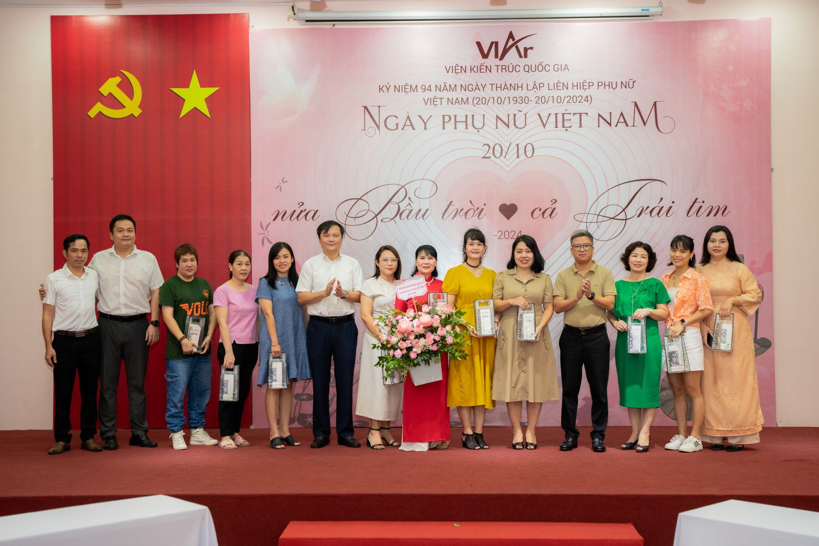 Ban lãnh đạo Viện Kiến trúc Quốc gia tặng hoa và quà tri ân toàn thể nữ cán bộ, viên chức, người lao động tại Viện Kiến trúc Quốc gia.