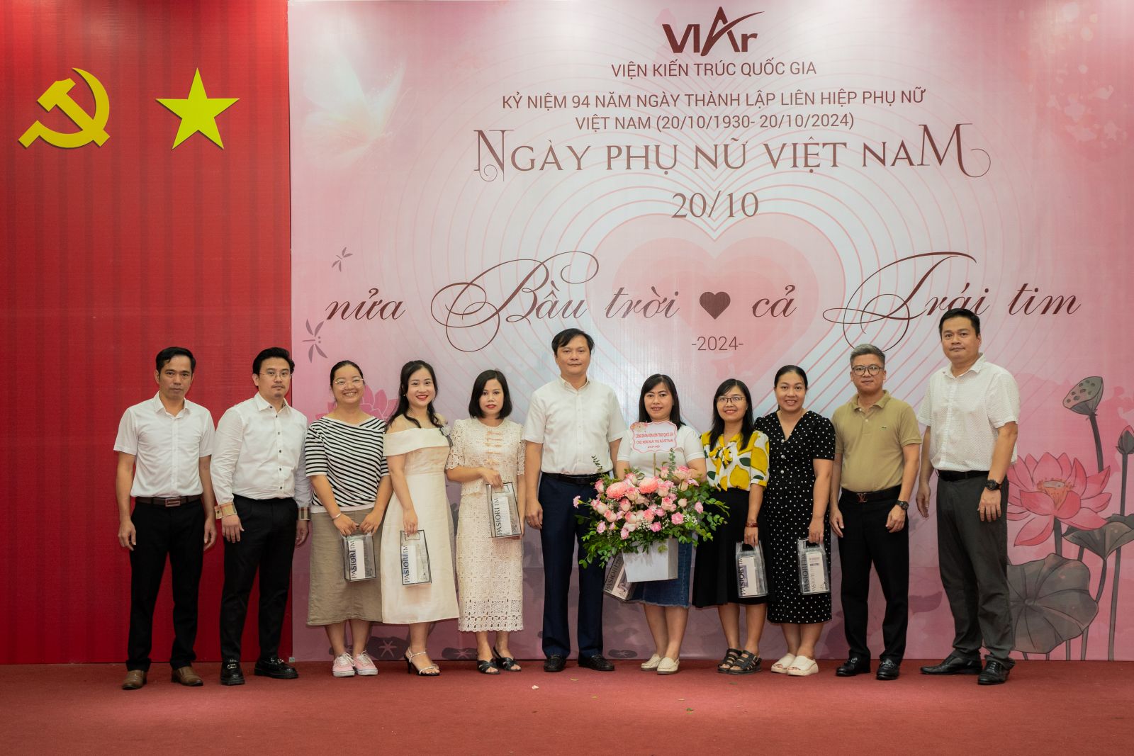 Ban lãnh đạo Viện Kiến trúc Quốc gia tặng hoa và quà tri ân toàn thể nữ cán bộ, viên chức, người lao động tại Viện Kiến trúc Quốc gia.