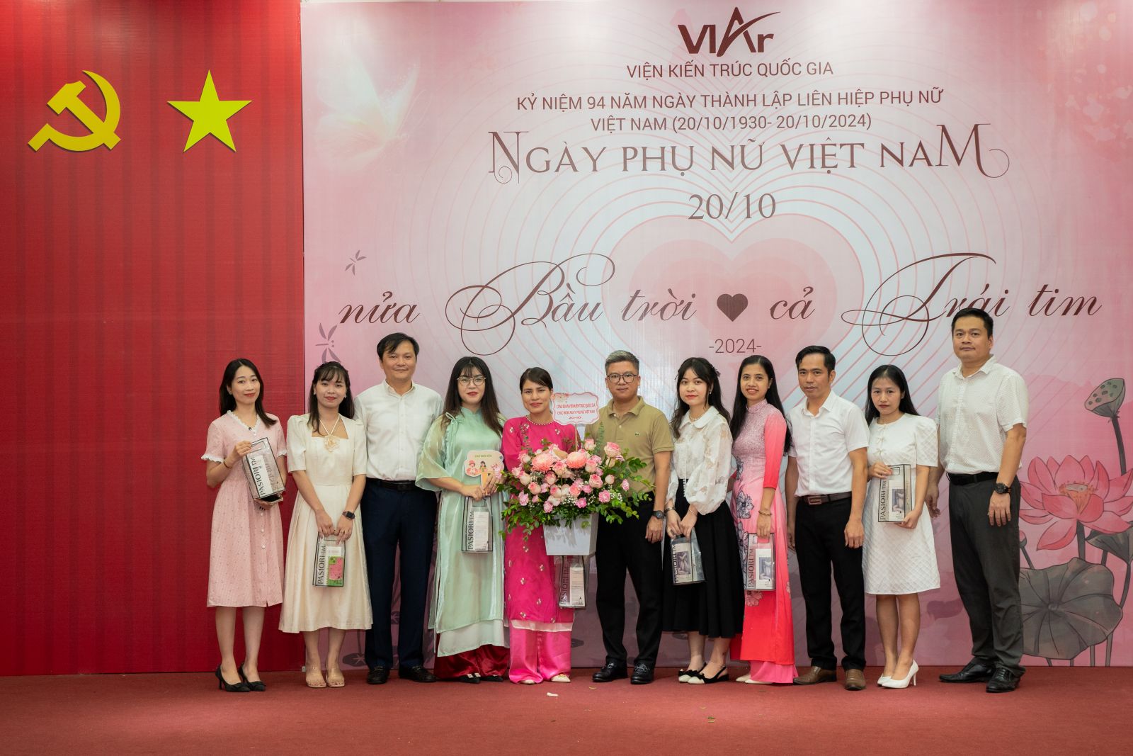 Ban lãnh đạo Viện Kiến trúc Quốc gia tặng hoa và quà tri ân toàn thể nữ cán bộ, viên chức, người lao động tại Viện Kiến trúc Quốc gia.