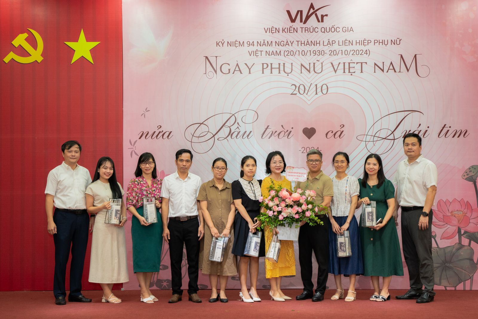 Ban lãnh đạo Viện tặng hoa và quà tri ân toàn thể nữ cán bộ, viên chức, người lao động tại Viện.