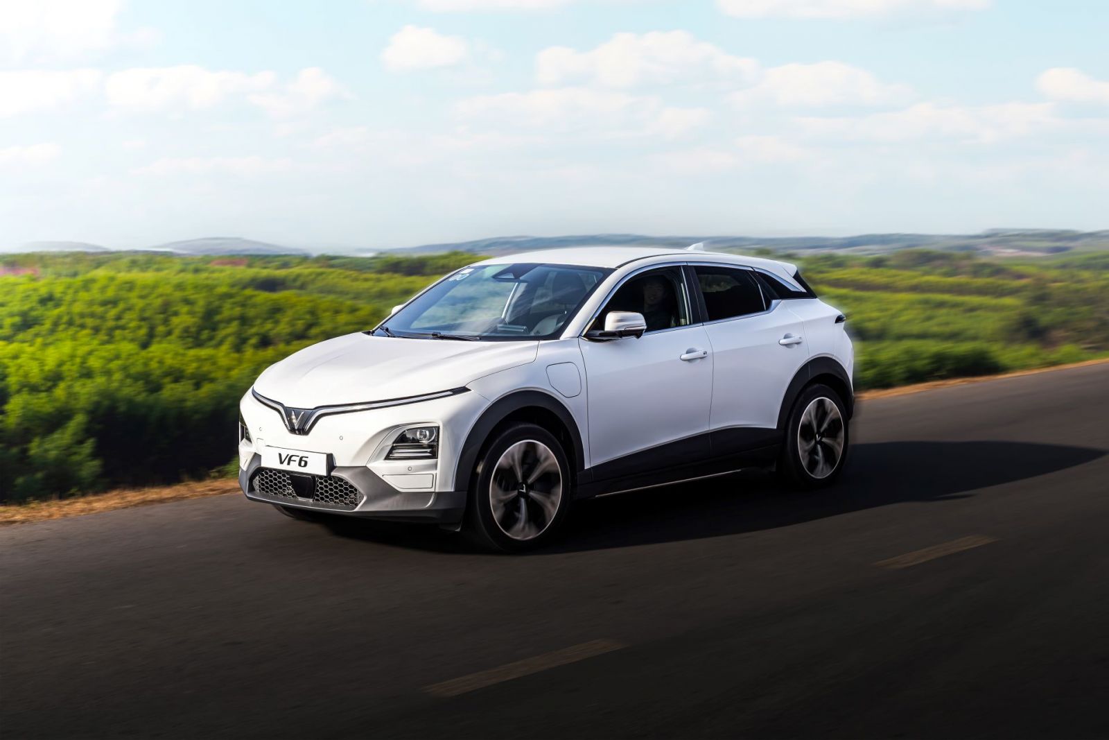 Lăn bánh từ dưới 600 triệu đồng, VinFast VF 6 gây áp lực lên phân khúc B-SUV