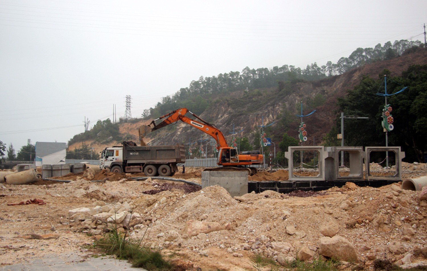Quảng Ninh: Tháo gỡ khó khăn về nguồn vật liệu san lấp các dự án đầu tư công