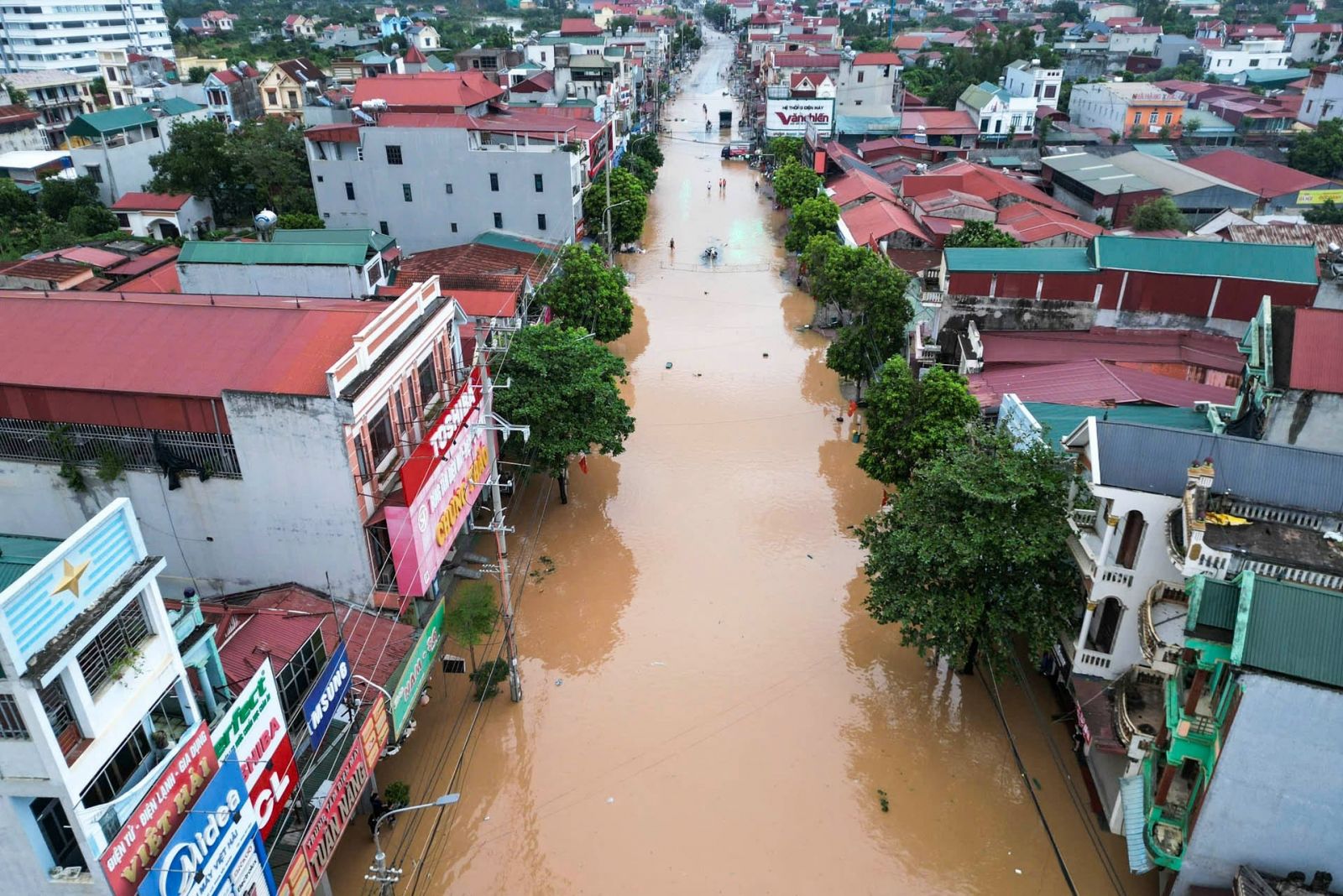 Mưa kèm lũ lớn sau bão số 3 khiến nhiều nơi tại Bắc Giang bị ngập lụt, nhiều địa bàn chìm trong biển nước và bị chia cắt, cô lập.