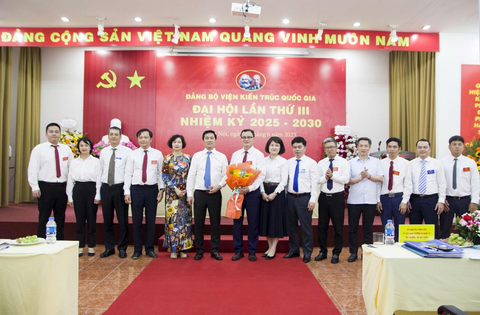 Thứ trưởng Bộ Xây dựng Nguyễn Tường Văn và các đại biểu tặng hoa chúc mừng Ban chấp hành Đảng bộ Viện Kiến trúc quốc gia nhiệm kỳ 2025-2030.