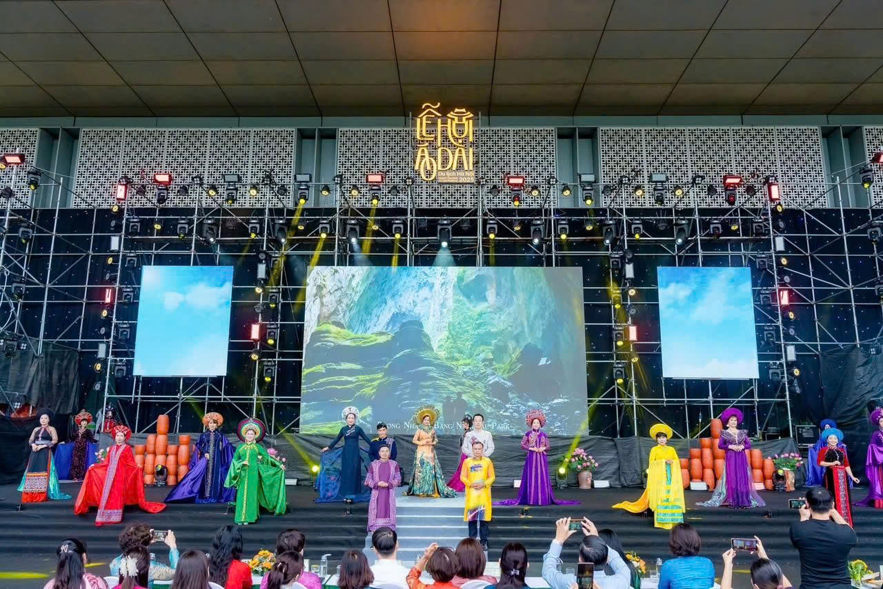 Vũ điệu Áo dài tôn vinh vẻ đẹp phụ nữ Thủ đô trong thời hội nhập